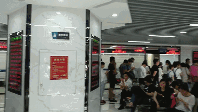 深圳离婚抢房中一套赚几百万 千万富翁排队淋雨-中新经纬