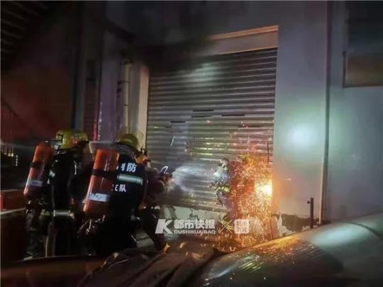 杭州一辆特斯拉在维修中心自燃，多位车主称厂家不理睬