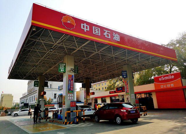 10��22�գ�����������ʯ�͵���ɽ����·����վ����Ӱ/����