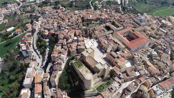 央视财经微信号|每套7.8元!这里30多套房子卖出汉堡价,咋这么便宜