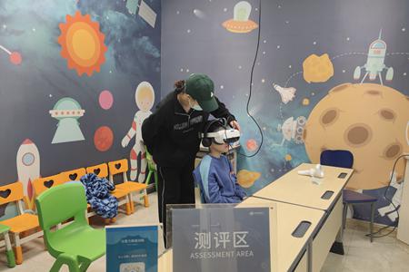 (新春走基层)戴上VR头显“高空救小猫”,能缓解恐高症?