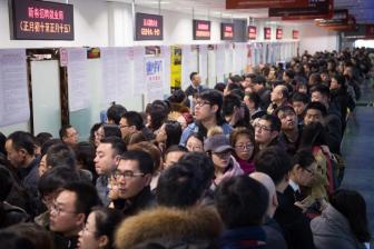 两会观察：职场35岁“魔咒”何时能破？