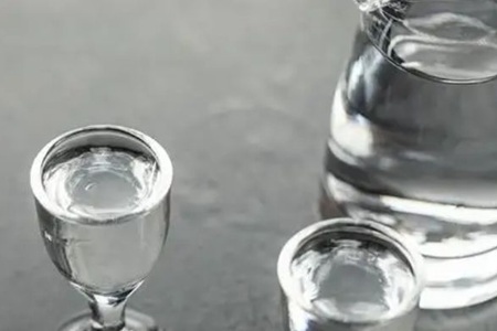 白酒百亿俱乐部门槛提高：“茅五”岿然不动，“洋泸汾”竞争加剧