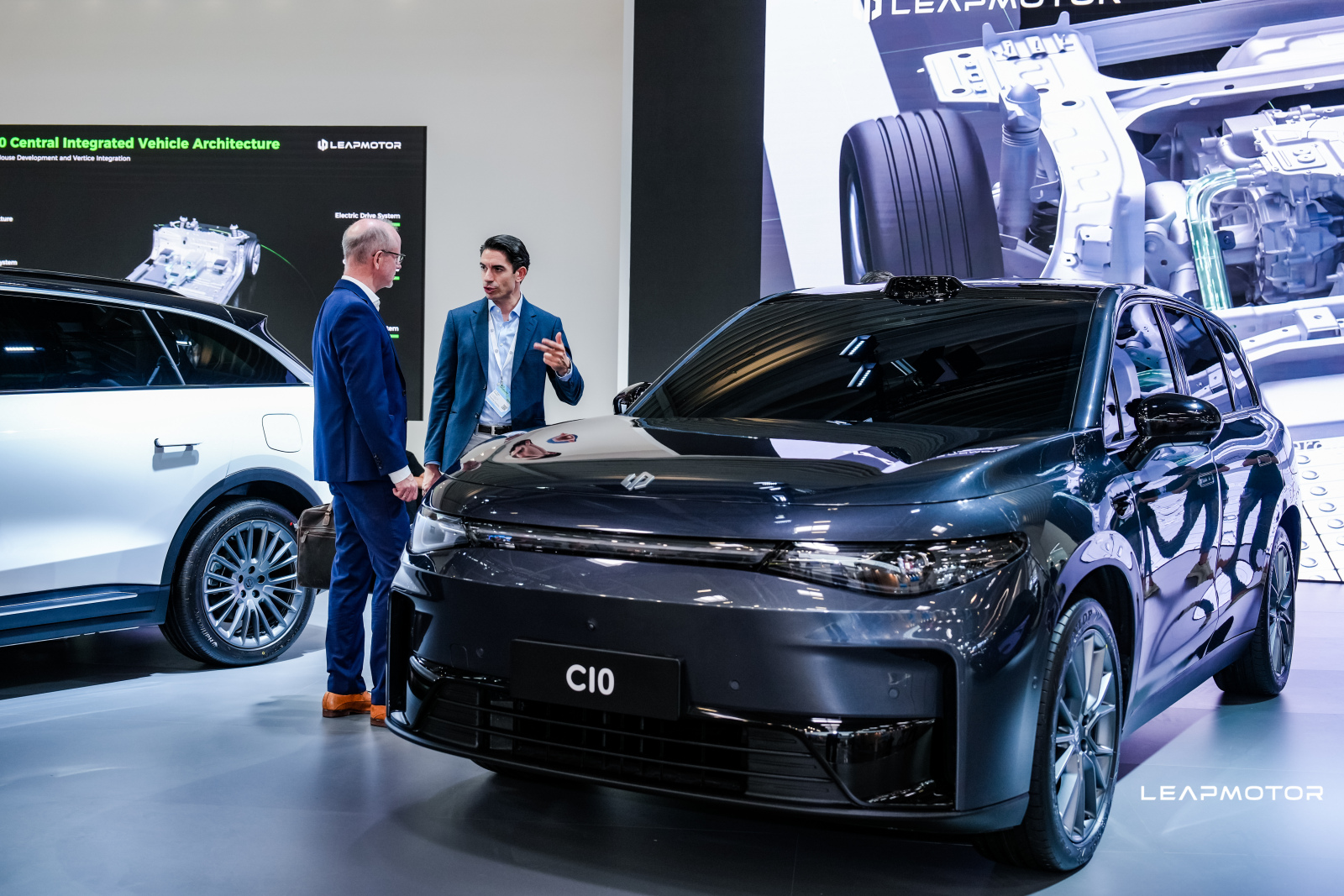 零跑汽车与Stellantis集团交易完成：股价销量创新高、C10为明年出海重器
