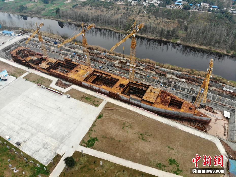 2月14日,四川省遂宁市大英县蓬莱镇郪江畔,建造中的"新泰坦尼克号"