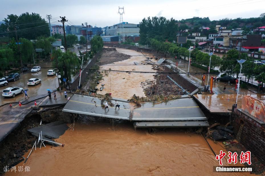 探访洪水过后的河南巩义 道路桥梁被冲毁