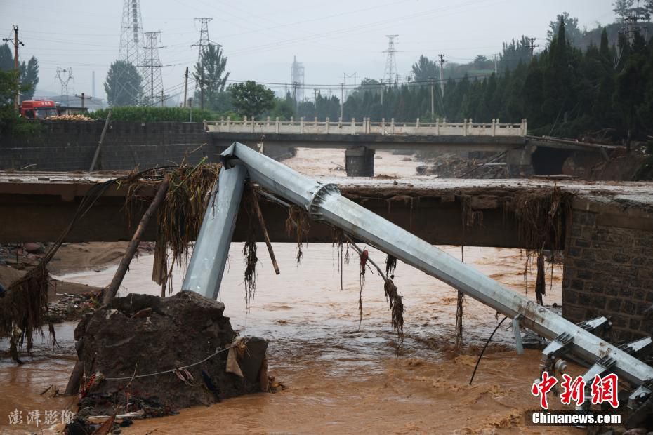 7月21日,河南省巩义市米河镇,遭遇强降雨后,出现房屋冲毁,车辆掀翻