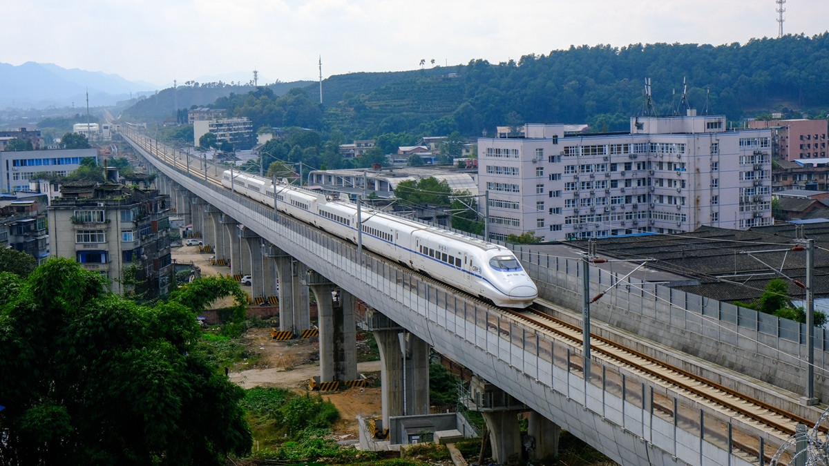 最美川藏铁路成雅段运营 一起饱览川西美景