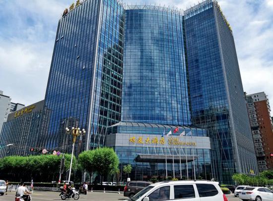 凌志集团旗下的煤炭大酒店, 是该集团总部所在地.