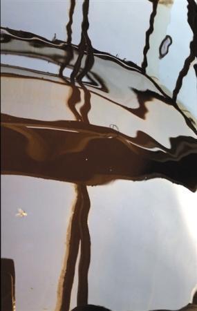 10月4日下午，“晋善坊”醋厂晾晒间，装有醋的缸内漂浮着死苍蝇。负责人称捞出苍蝇一样卖。