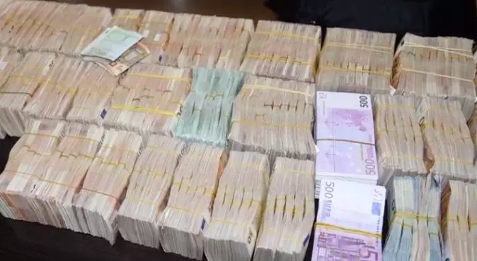 外汇黑市浮出水面用行李箱装满现金交易