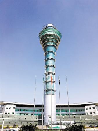 存在争议,白云机场塔台户外广告规划被撤下羊城晚报讯 记者梁怿韬摄影