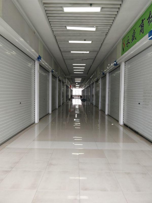 珠江国际纺织城内部 大门紧闭的档口 摄影 吴小飞