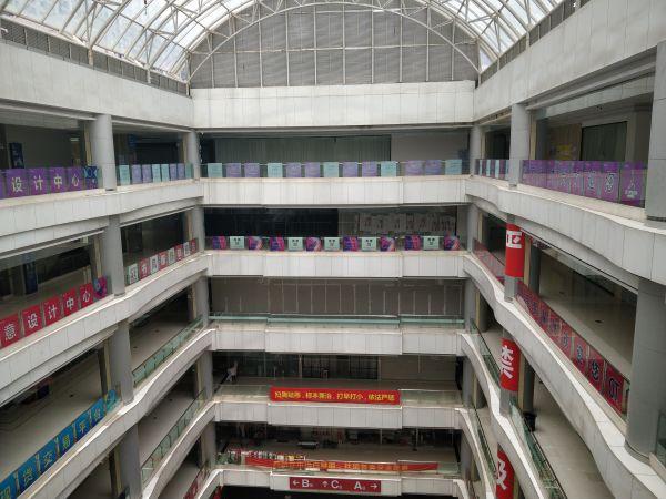 "当时他们(珠江国际纺织城)说我的铺面位置要改做花边(区),而我是做