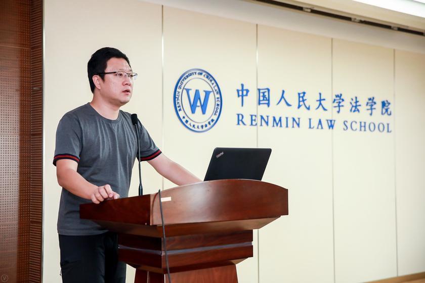 (中国政法大学传播法研究中心副主任朱巍在研讨会上演讲)