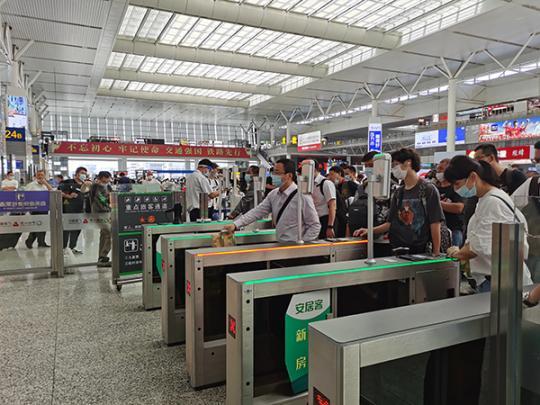 旅客经过上海虹桥站检票口.王程伟 图