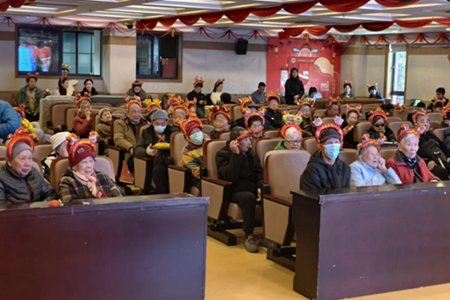 这一次，耄耋老人们玩起了大模型！