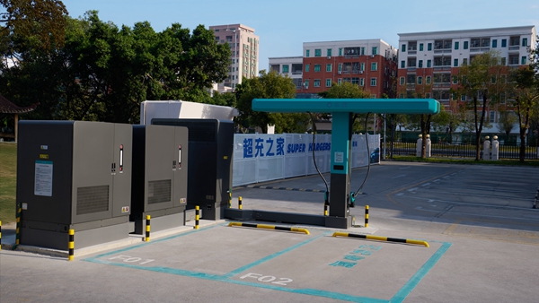 比亚迪发布第二代刀片电池及闪充技术,引领新能源汽车迈入闪充时代