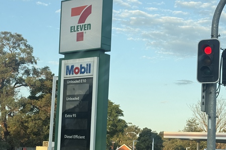 澳大利亚华商亲历：“跑两三家加油站才能加上油”，精算每一次出行