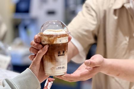 古茗咖啡新品引热议，打发上千次的新款奶盖成亮点