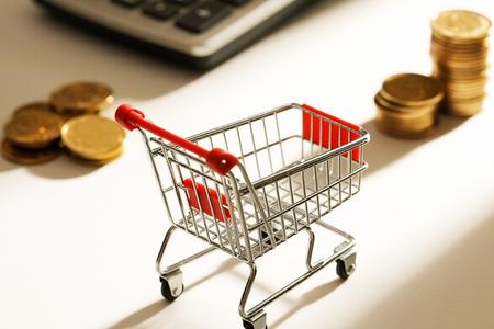 以后车里能上厕所？年轻人流行把车改成“移动大床房”，“4个月省1.8万”