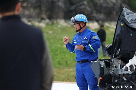 35米坠落后的救援：蓝天救援队带你读懂沃尔沃的“硬核”守护