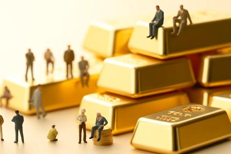 美联储降息再等半年？黄金听了直摇头