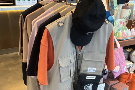 北京星巴克近60家门店卖衣服!实探:无法试穿,不退不换