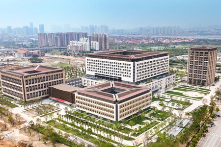 安踏集团和敏基金会发布2025年报，20亿捐建公立三甲医院年内开诊