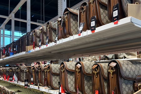 探店1天｜1折买LV！这家二手商品店为何成打卡地？