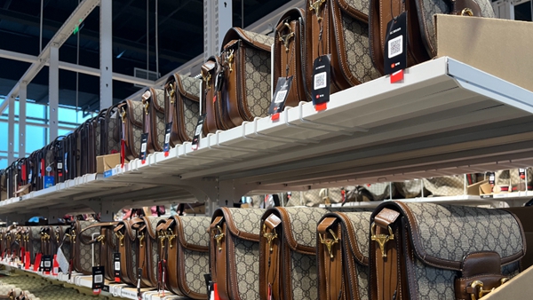 探店1天｜1折买LV！这家二手商品店为何成打卡地？