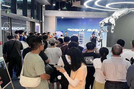 探店1天｜我在机器人4S店待了两天发现，这种机器人人气最高