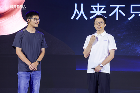 橡鹿机器人WRC首发三款全球新品,AI从“执行菜谱”走向“理解烹饪”