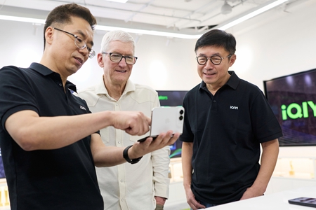 苹果公司库克到访爱奇艺，用iPhone Duo体验爱奇艺适配观影效果