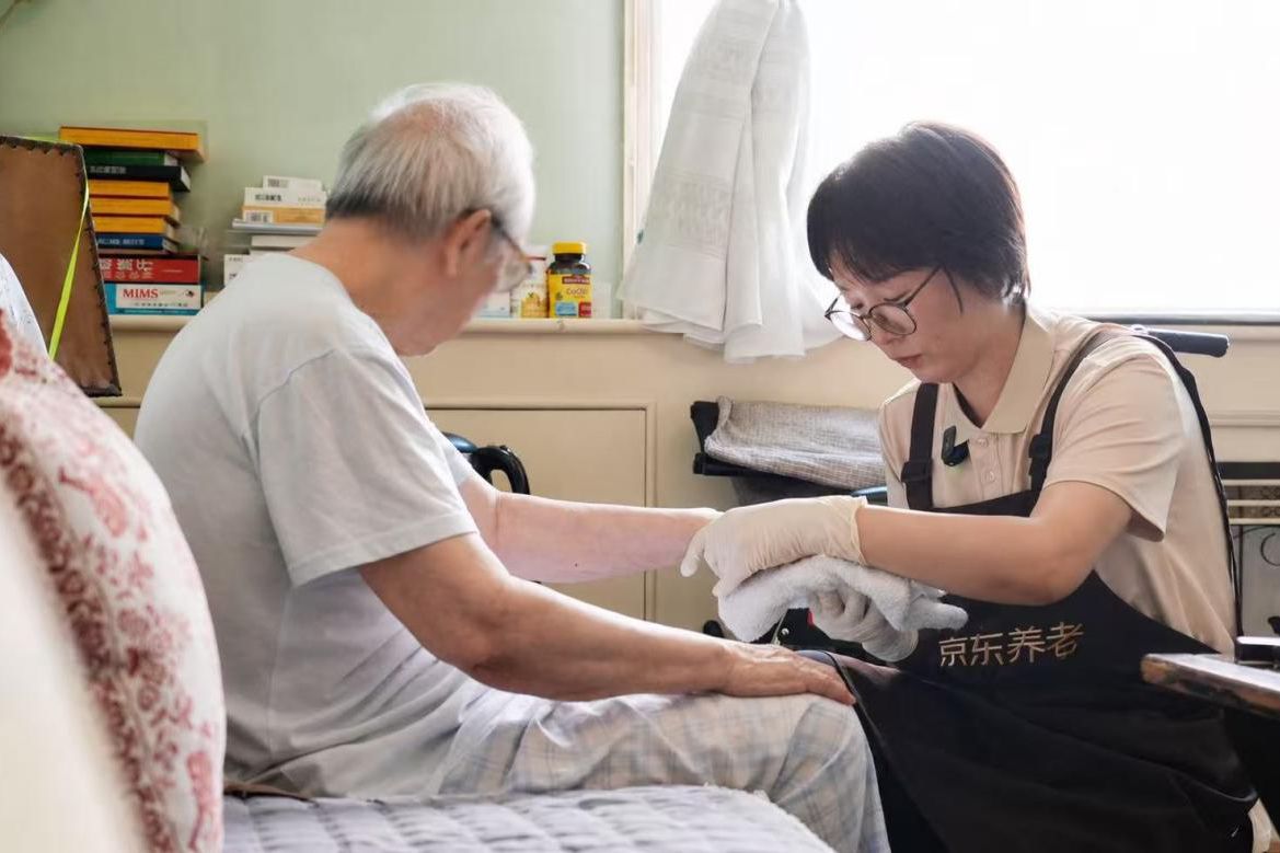 从“常回家看看”到专业照护：异地子女的养老新选择