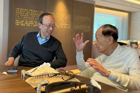 福布斯公布李嘉诚最新照片，笑容满面“隔空”与新加坡总理黄循财合影