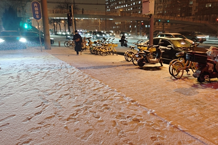 降雪持续！北京路网严重拥堵，有公交线路停驶