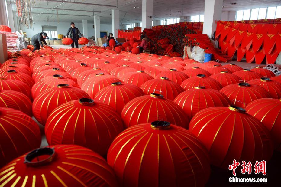 安徽合肥赶制灯笼迎春节