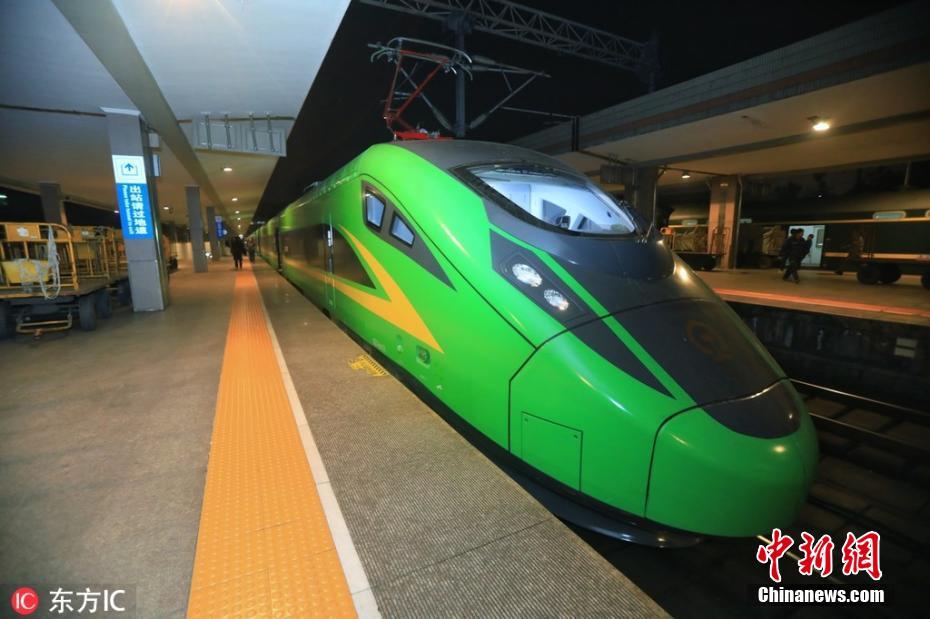 "复兴号"绿皮车首次在杭州发车
