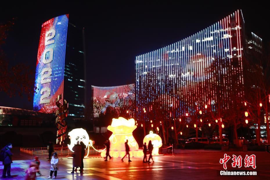 北京中关村新年灯光秀举行