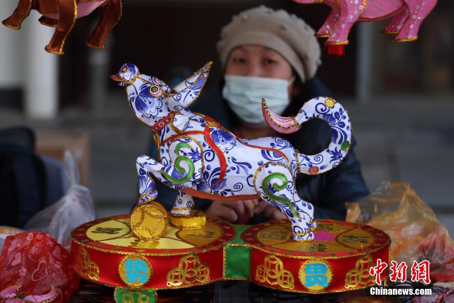 以牛为造型的花灯,受到了民众的青睐. 泱波 摄