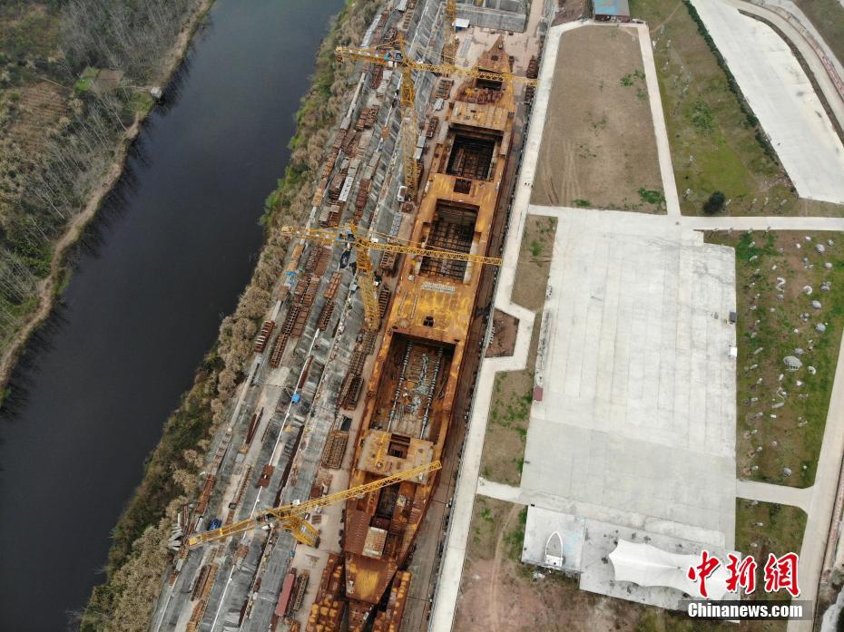 2月14日,四川省遂宁市大英县蓬莱镇郪江畔,建造中的"新泰坦尼克号"