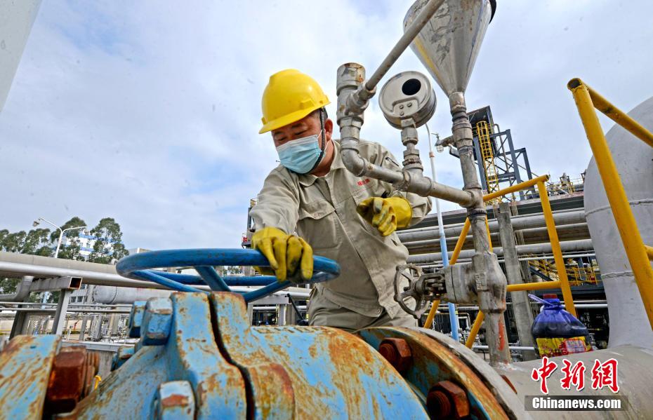 图为在福建天原化工有限公司工人准备在明笨配料罐添加辅料.