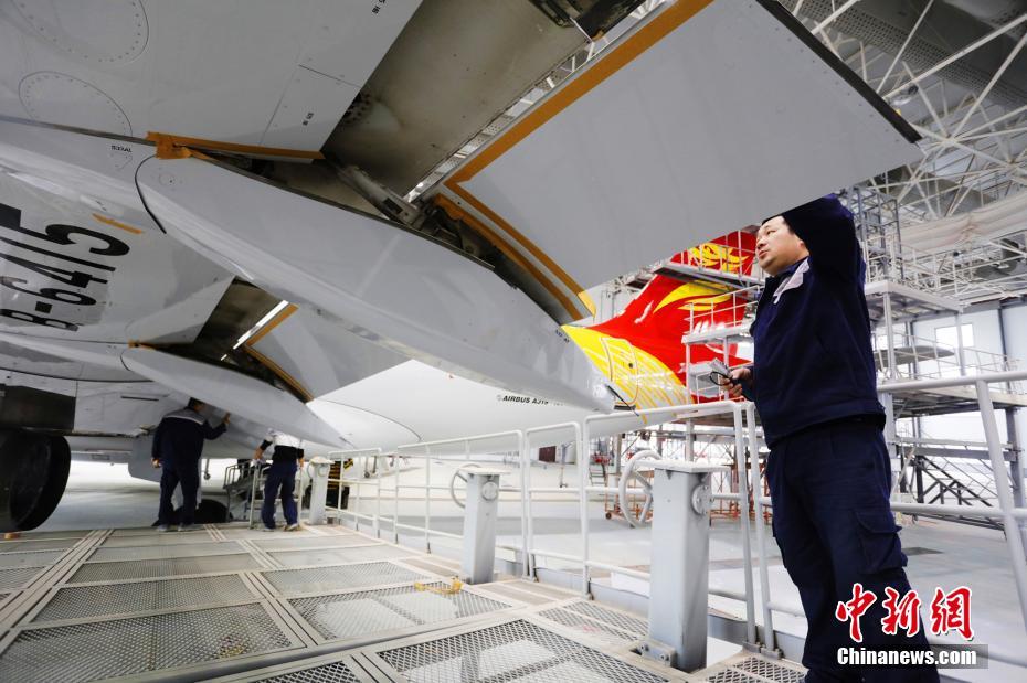 飞机喷漆流程包括剥除原漆,磨平,上底漆,喷上新漆及航空公司标志,与