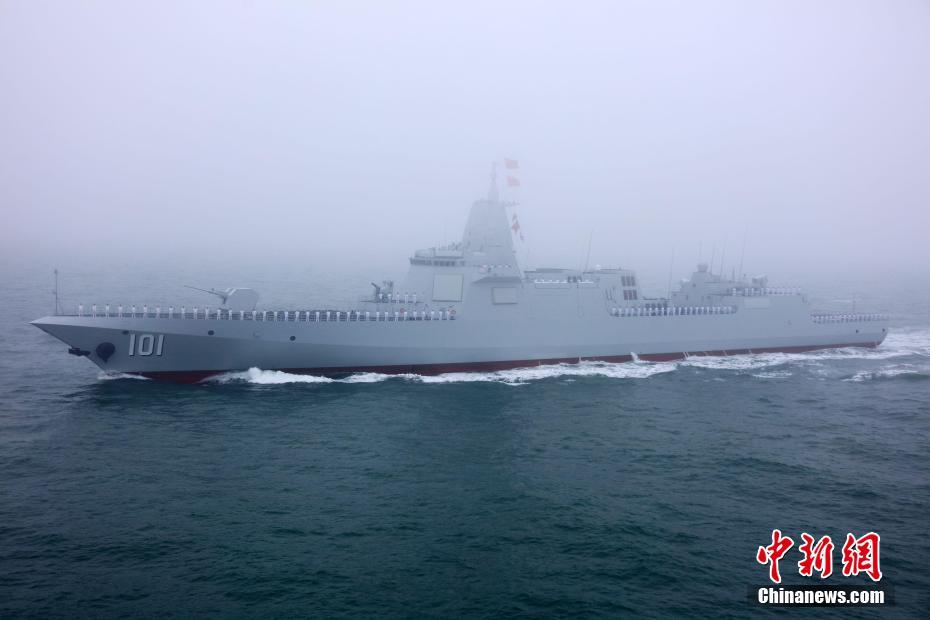 图为参加海上阅兵的中国海军南昌舰.中新社发 李唐 摄
