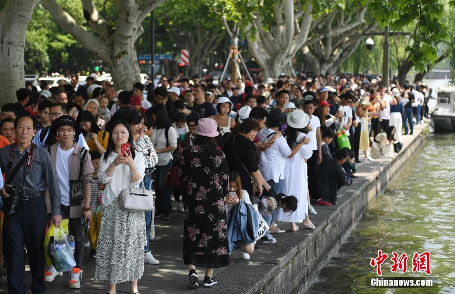 "五一"假期 杭州西湖游人如织