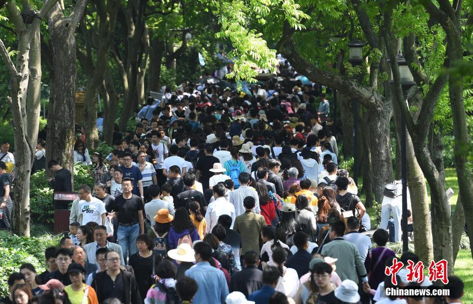 "五一"假期 杭州西湖游人如织