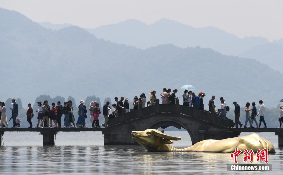5月3日,杭州西湖涌金门景区游人众多.