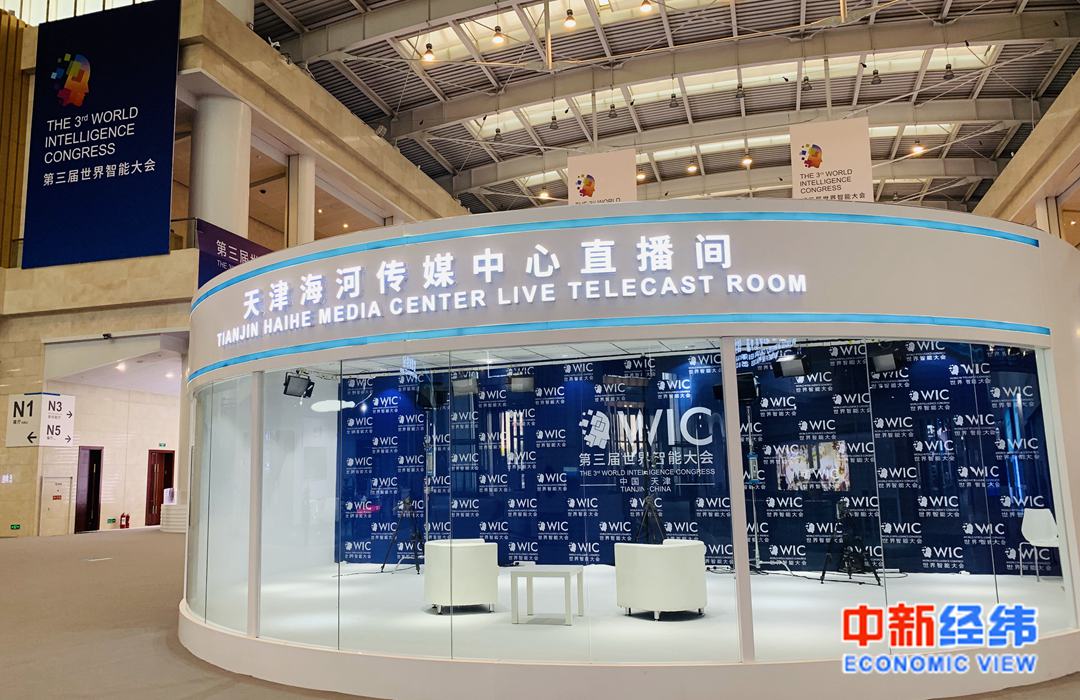 位于会展中心一层的天津海河传媒中心直播间,媒体可在此进行新闻互动.