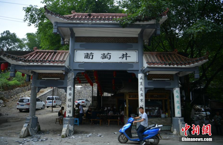 四川长宁古迹葡萄井在地震中损毁 招牌凉糕或将消失
